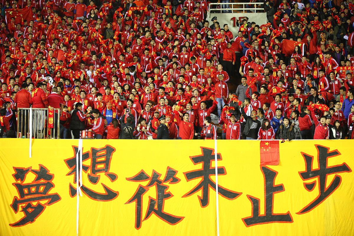 精彩比赛即将上演，球迷们翘首以待