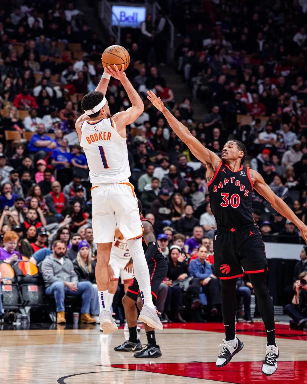 凤凰城反超马刺，布克独取分奠定胜局的简单介绍