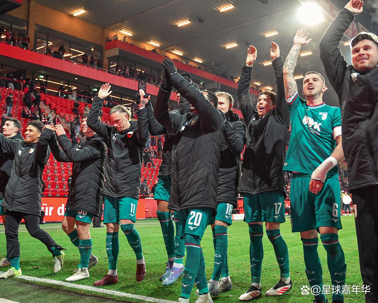 汉堡球员集体训练备战下轮德甲比赛 汉堡球员集体训练备战下轮德甲比赛