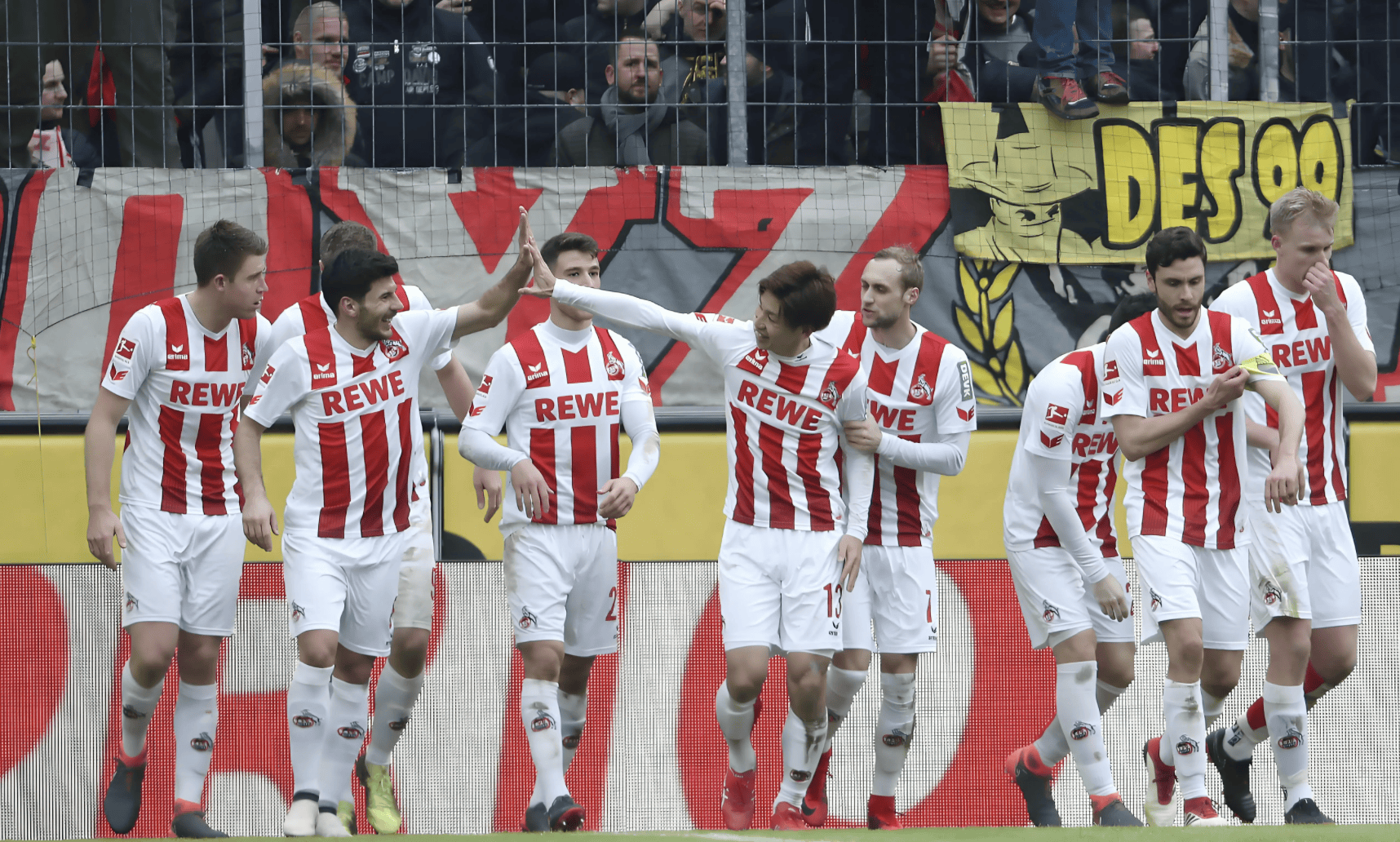 汉堡球员集体训练备战下轮德甲比赛 汉堡球员集体训练备战下轮德甲比赛