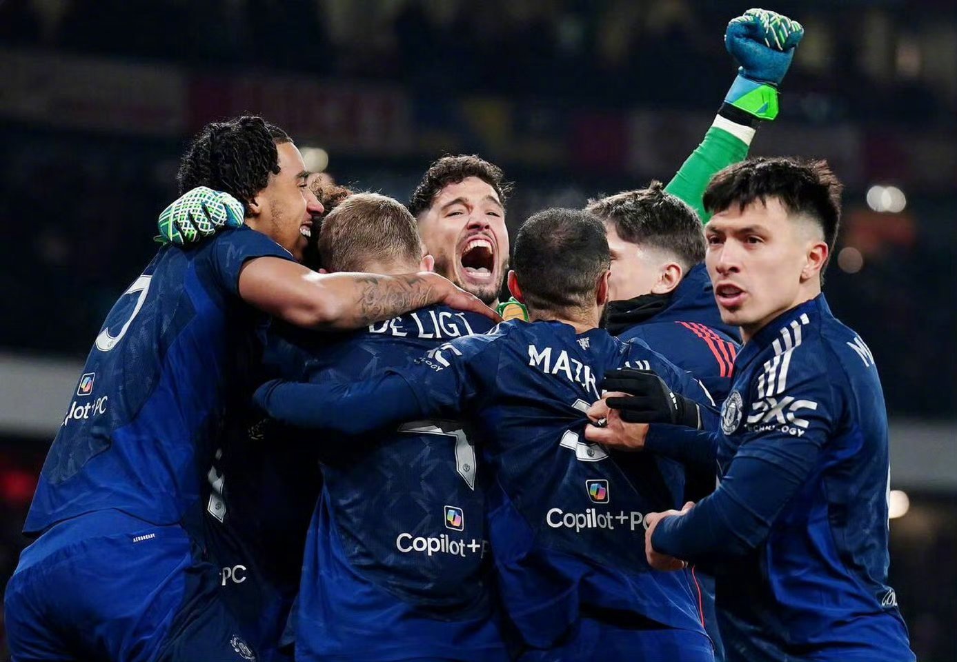 曼联濒临出局,淘汰赛晋级之路充满坎坷 曼联濒临出局,淘汰赛晋级之路充满坎坷