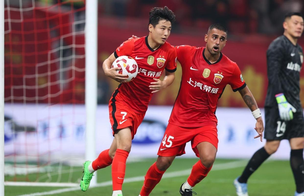 武磊锋线火力全开，助球队取得胜利