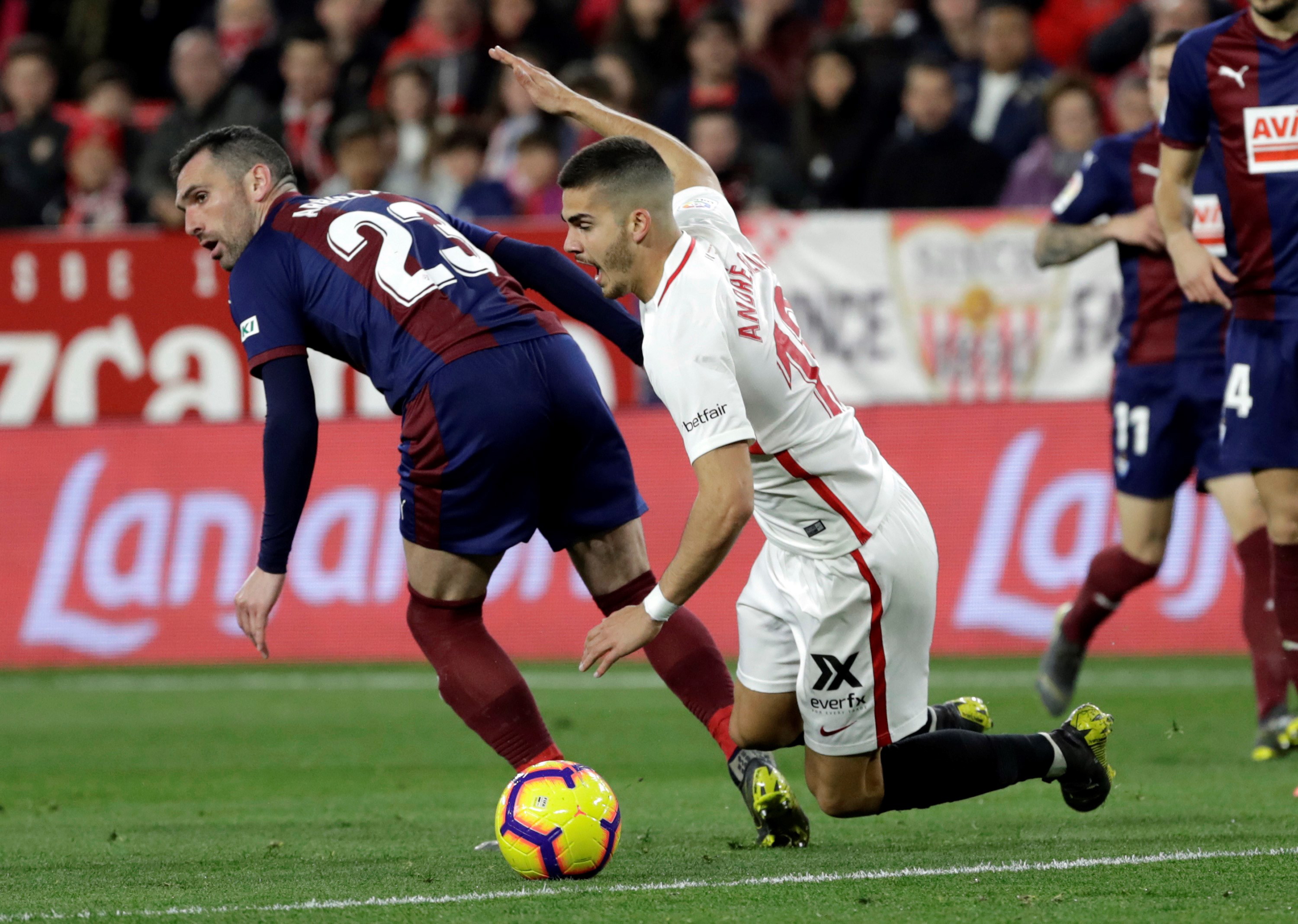 埃瓦尔球员被罚下场,球队士气受挫的简单介绍 埃瓦尔球员被罚下场,球队士气受挫的简单介绍