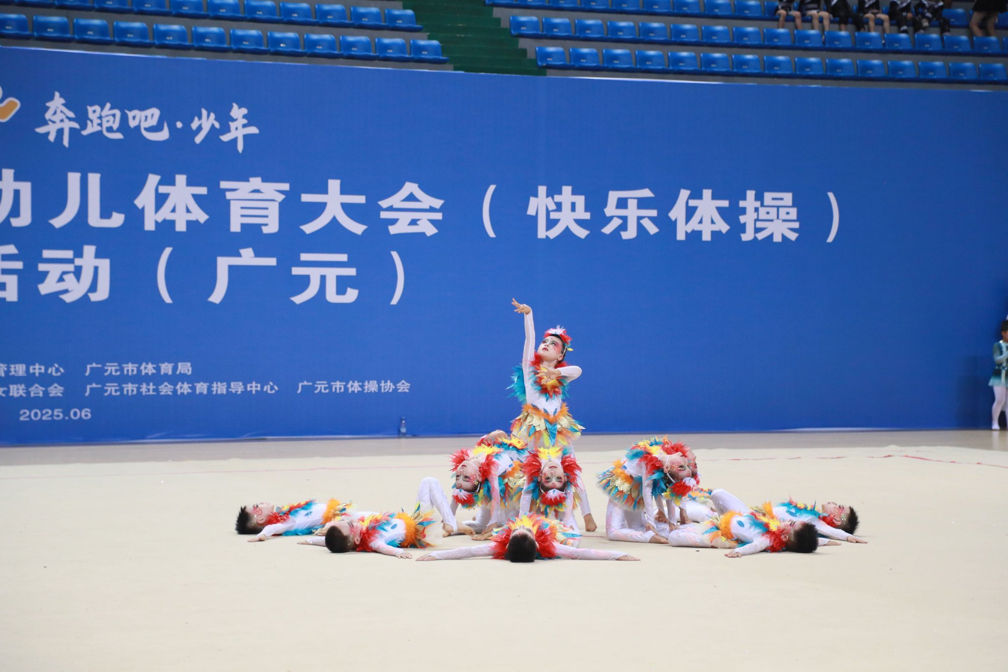 体操模特表现出色,引得阵阵掌声 体操模特表现出色,引得阵阵掌声