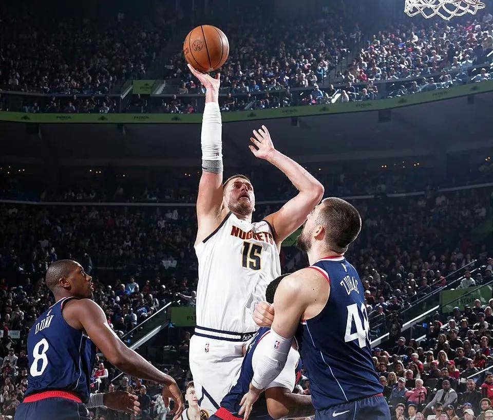 快船主场险胜掘金，保持季后赛席位的简单介绍