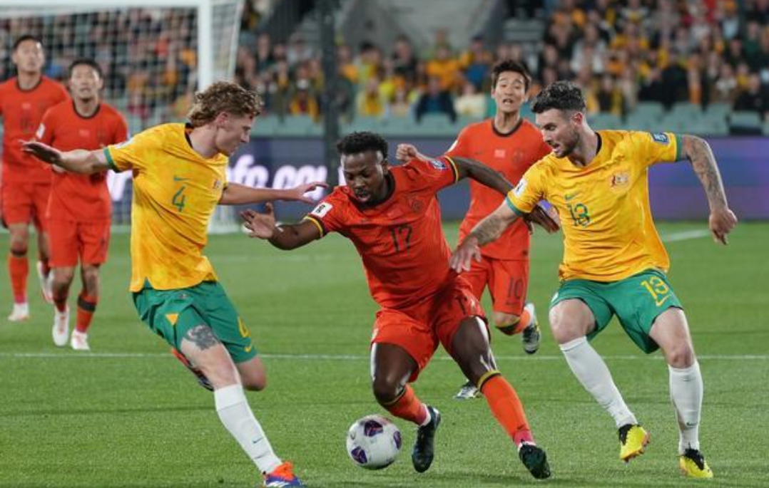 一场激烈的角逐中,球员们用实际行动诠释了团队力量 一场激烈的角逐中,球员们用实际行动诠释了团队力量