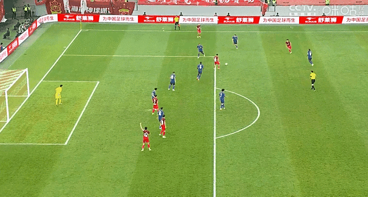 比赛过程中场上激烈对抗，球员斗志昂扬