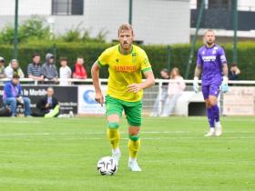 南特教练团队鼓励年轻球员，拼搏向前