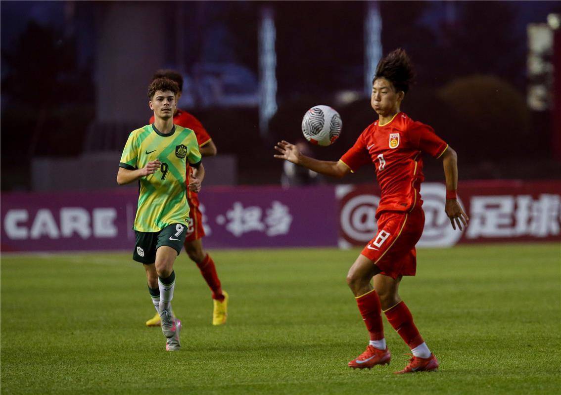 国际女子足球比赛上,中国队展现实力 国际女子足球比赛上,中国队展现实力