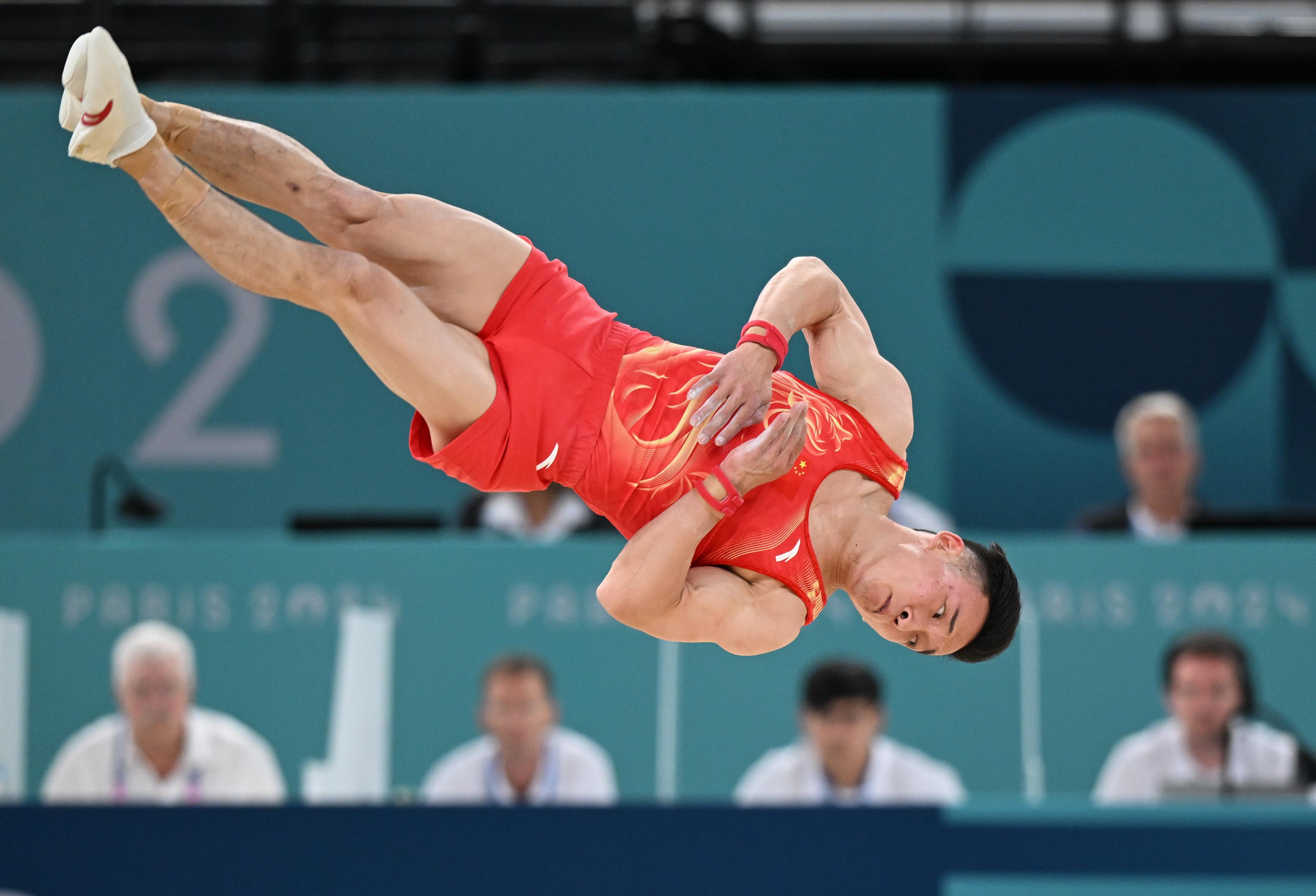 体操比赛激烈，法国选手尽展身手夺冠