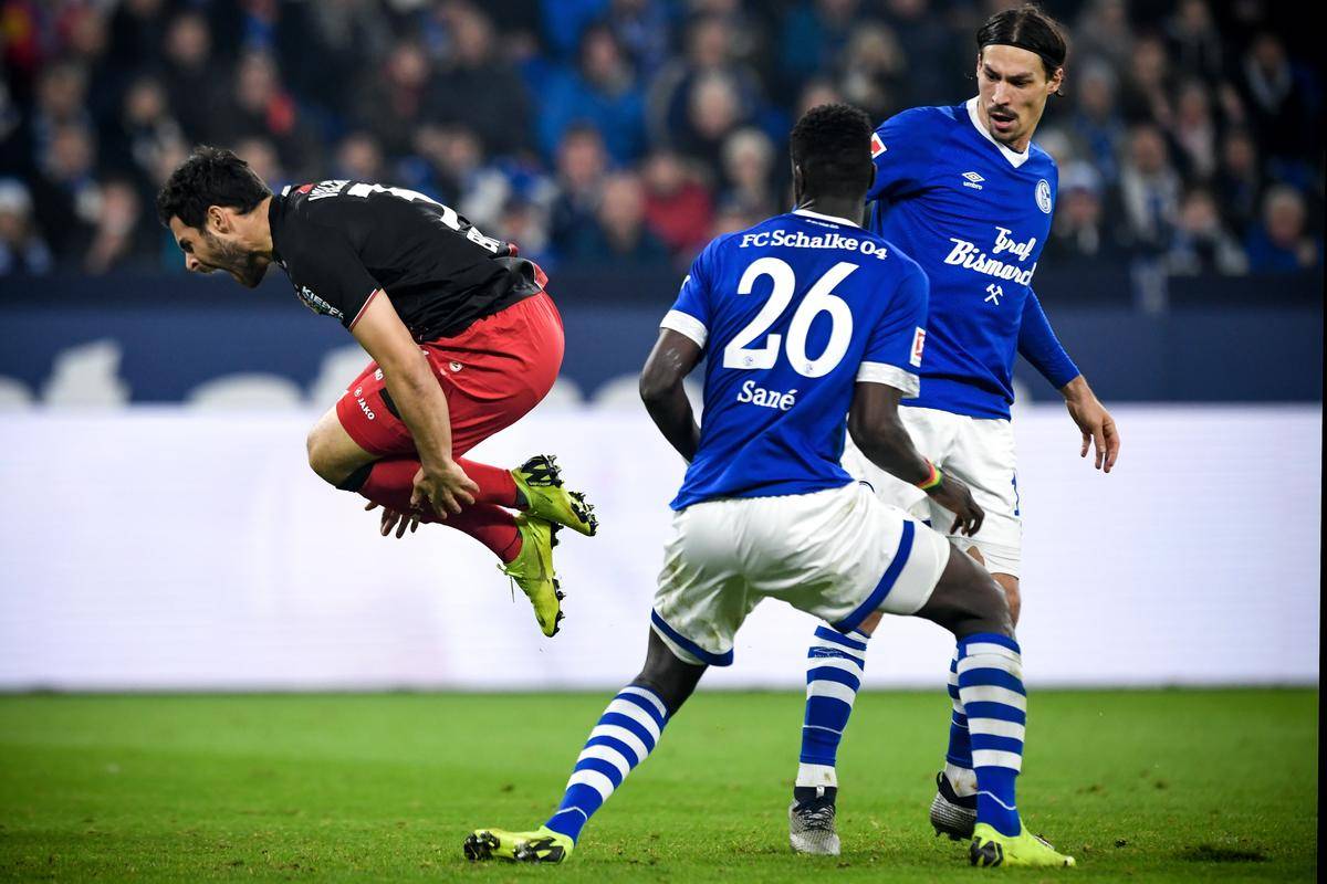 汉诺威遭遇主场失利,球队降至降级区 汉诺威遭遇主场失利,球队降至降级区