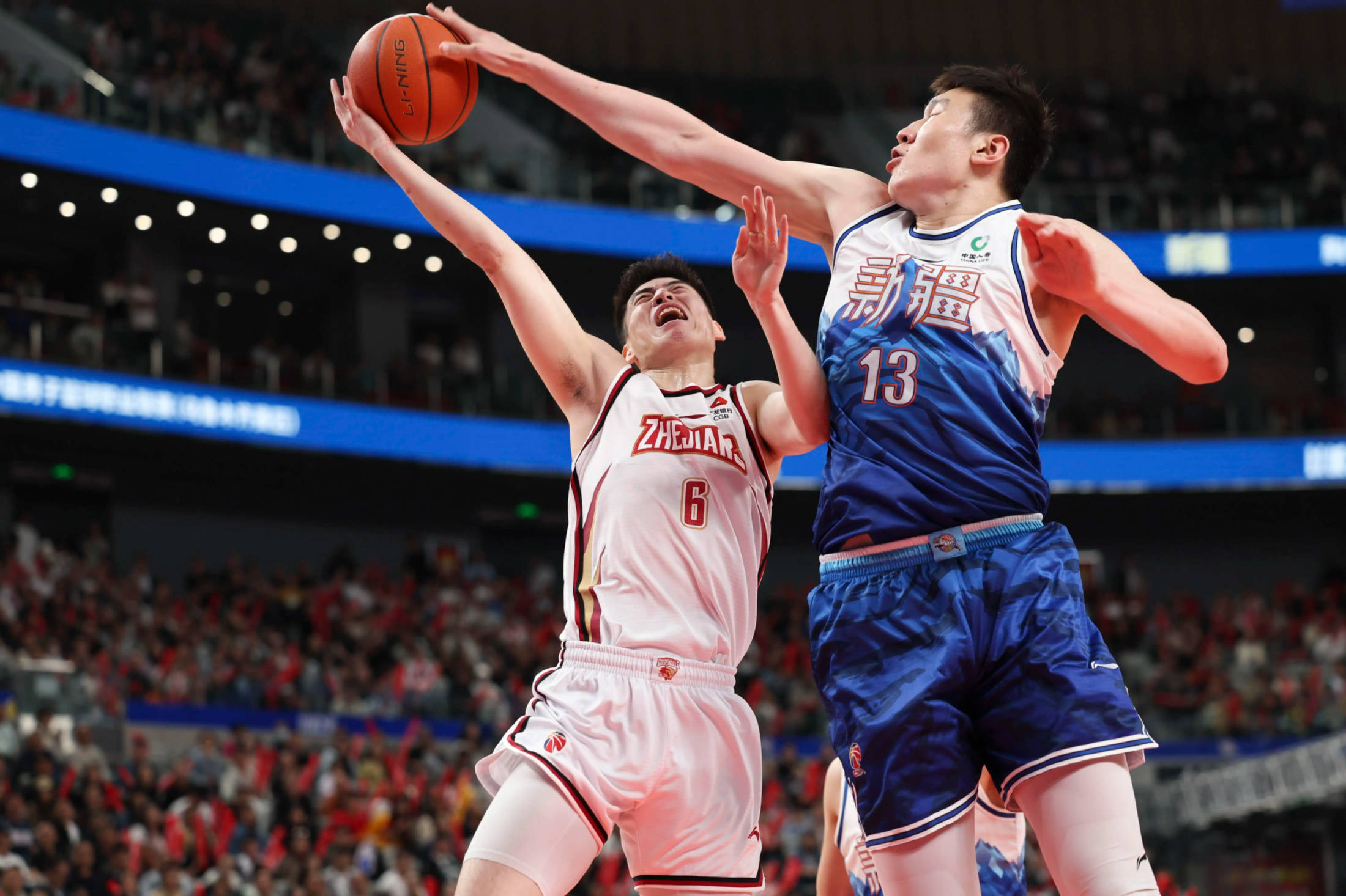 篮球比赛中一支实力强劲的球队陷入困境 篮球比赛中一支实力强劲的球队陷入困境