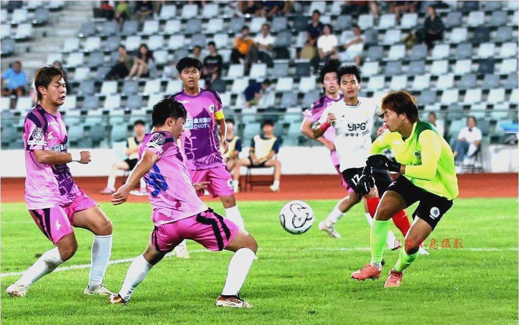 精彩足球对决,球队紧密合作助力取胜 精彩足球对决,球队紧密合作助力取胜