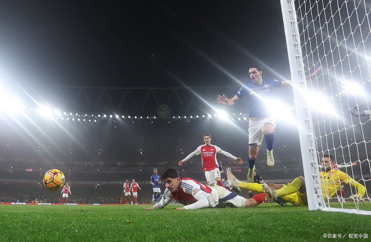 精彩足球对决,球队紧密合作助力取胜 精彩足球对决,球队紧密合作助力取胜