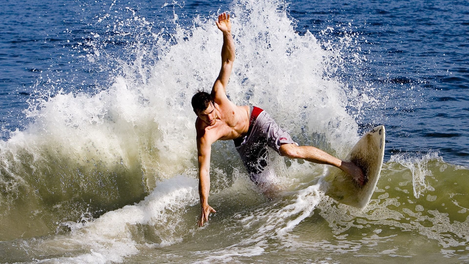 用旋转与下坠，画出不容复制的新弧线